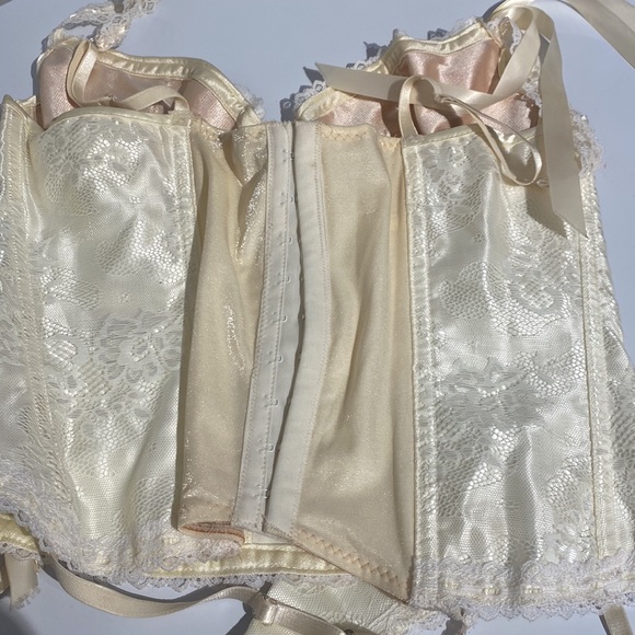 Shirley of Hollywood Bustier Corset with garter clips and matching panties - Picture 3 of 6